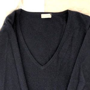 Subtle Luxury V-neck Cashmere sweater. Sz Medium